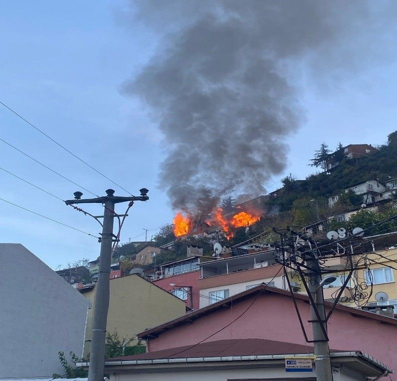 Bursa'da 2 katlı binadaki yangın 3 eve daha sıçradı; alevler dronla görüntülendi - Resim: 3