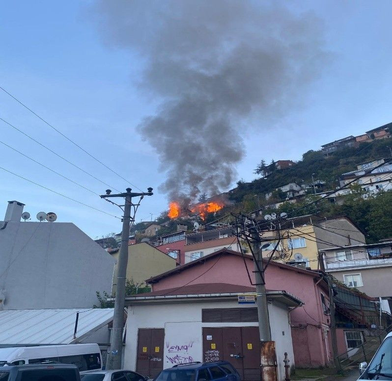 Bursa'da 2 katlı binadaki yangın 3 eve daha sıçradı; alevler dronla görüntülendi - Resim: 1