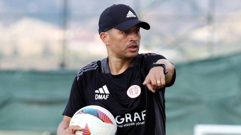 Antalyaspor Fenerbahçe'nin efsanesini getiriyor: Alex'in kalemini kırmışlardı! - Resim: 1