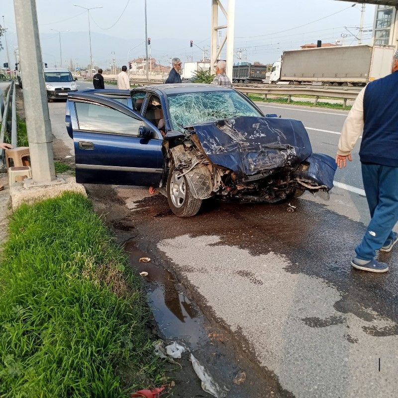 Otomobil, güvenlik şeridinde duran tankere çarptı: 3 kişilik aile yaralandı - Resim: 2