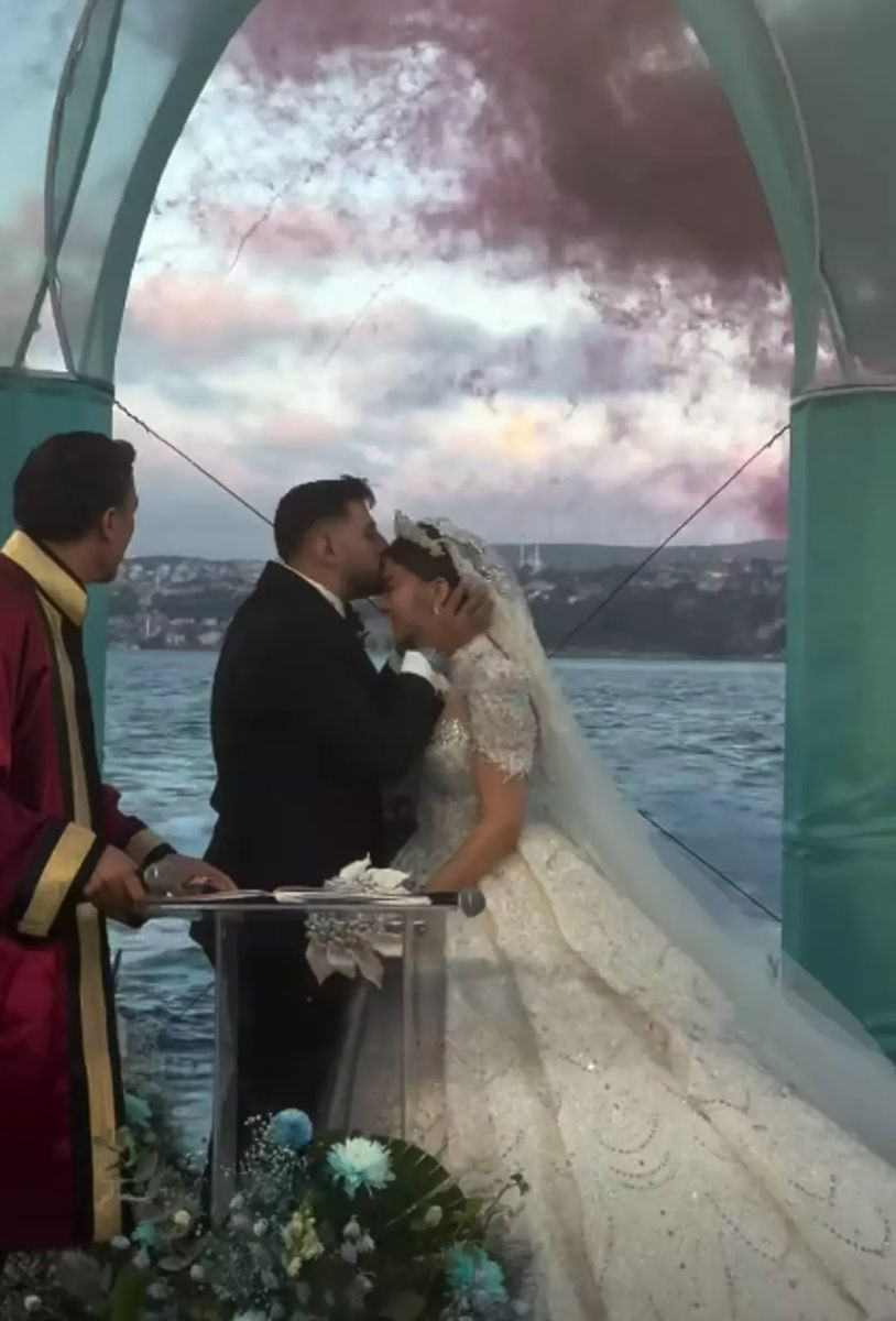 Altınlar cam kutuda geldi, sahneye Alişan çıktı! Burak Bulut ve Eda Sakız’ın düğünü olay oldu - Resim: 1