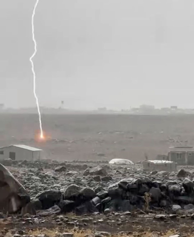 Diyarbakır’da yıldırım düşme anı kamerada - Resim: 1
