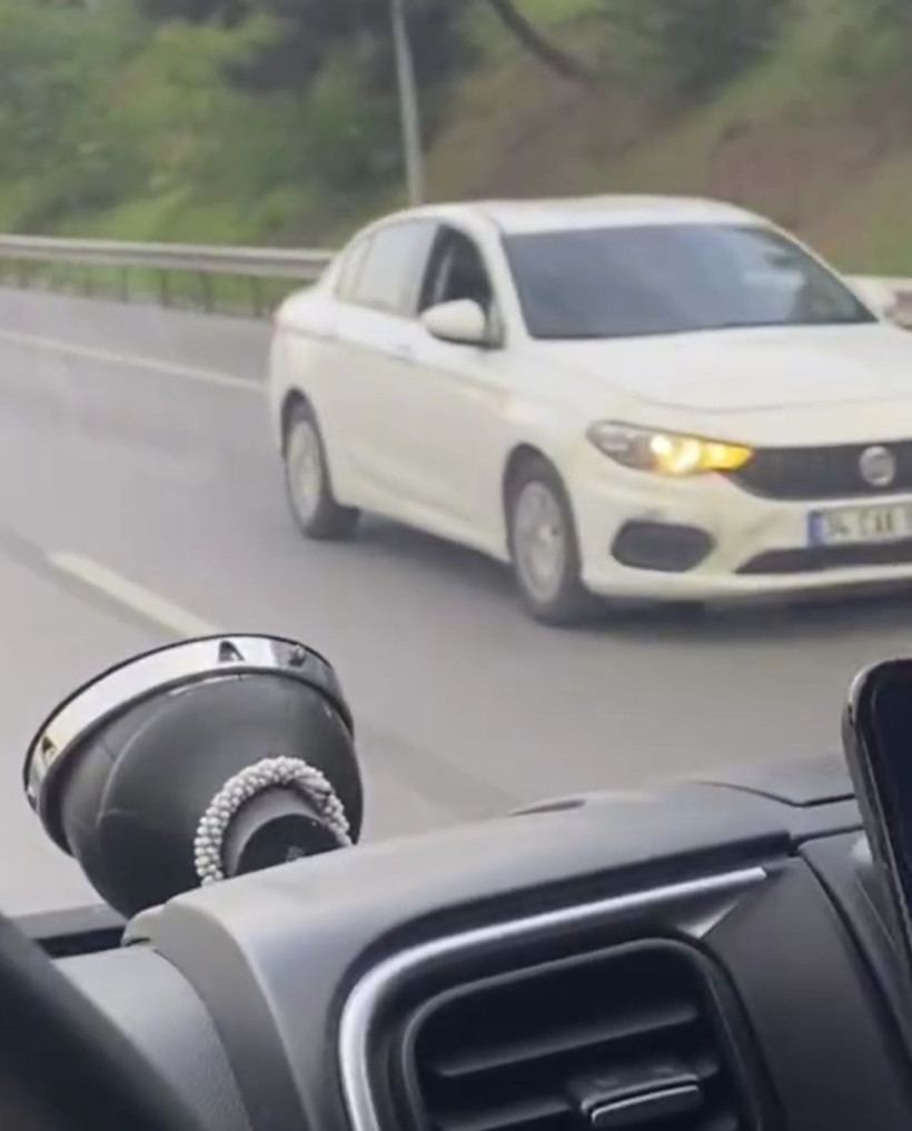 Maltepe D-100 Karayolu'nda geri geri giden otomobil kamerada - Resim: 1