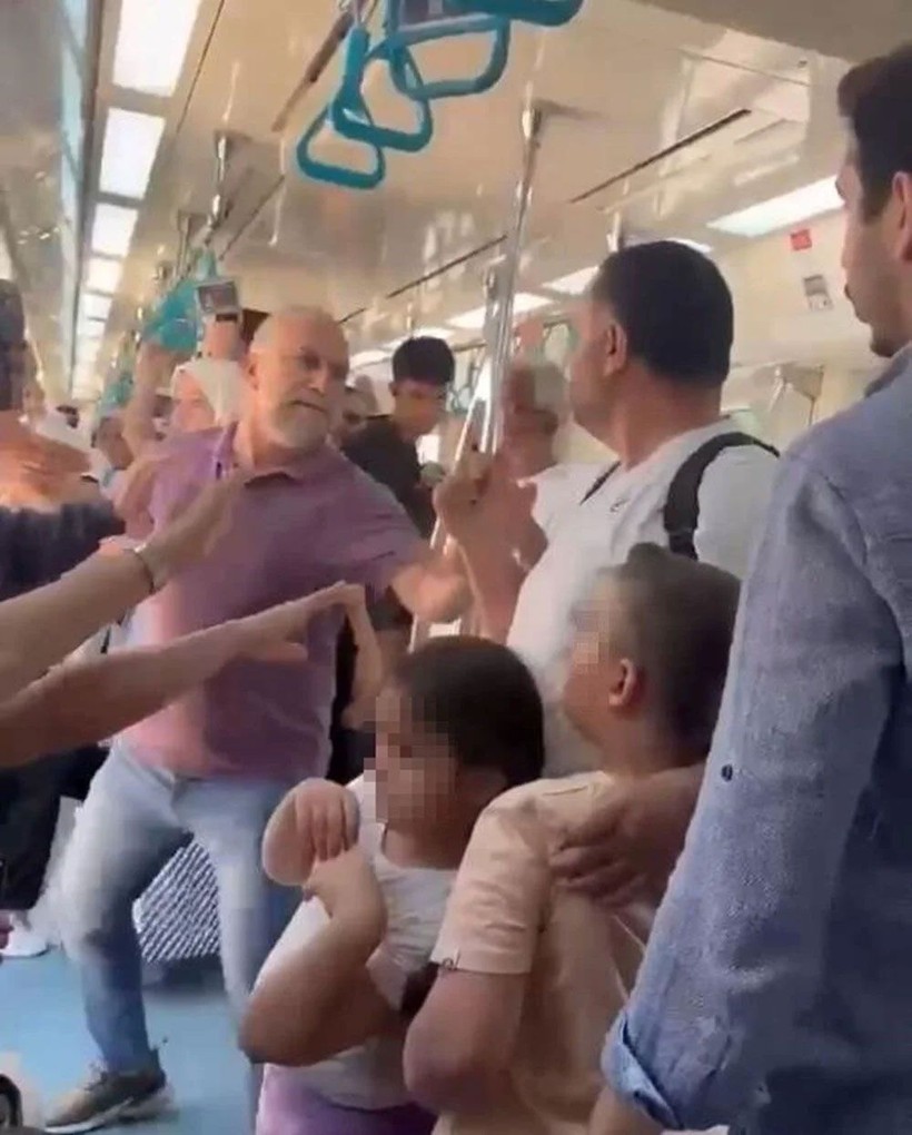 Marmaray'daki kavgadan yeni görüntüler! Olay böyle başlamış - Resim: 1