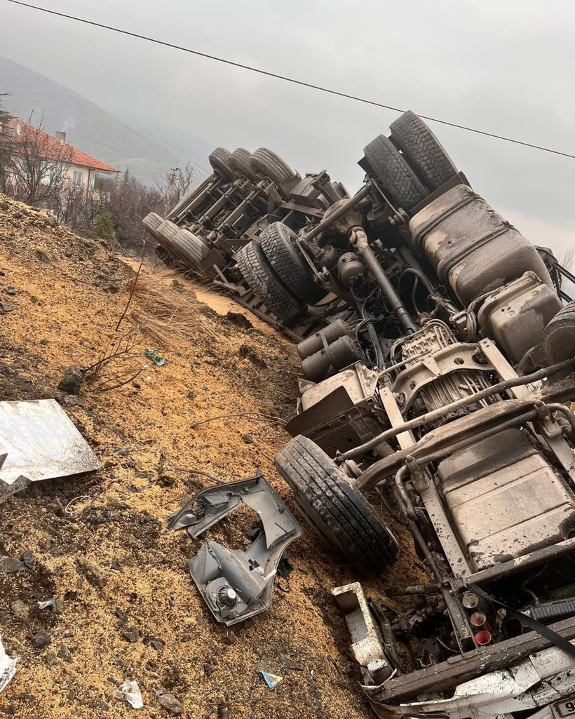 TIR şarampole devrildi; şoför yaralı - Fotoğraf: 2