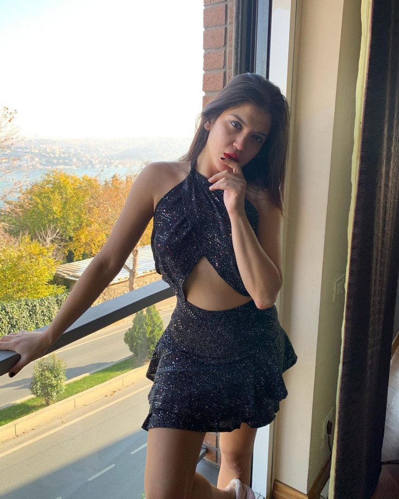 Kızılcık Şerbeti'nin Nilay'ını siz bir de Instagram'da görün; Feyza Civelik'in tarzı dizideki halinin tam tersi - Resim: 2