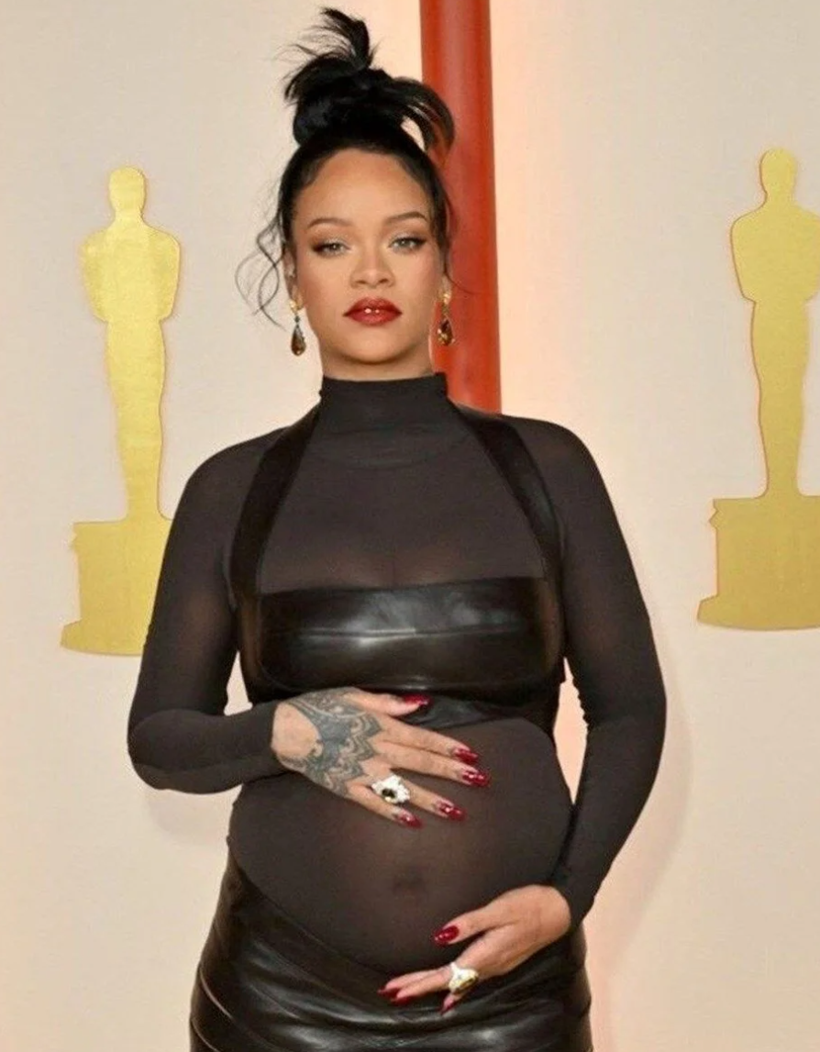 Rihanna artık resmen sarışın! Yeni imajıyla boy gösterdi - Resim: 1