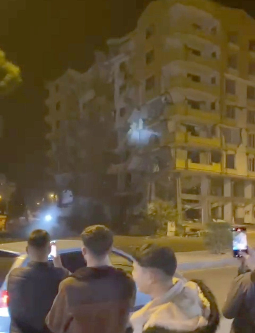 Gaziantep'te 6 katlı bina yıkım sırasında çöktü; o anlar kamerada - Resim: 1