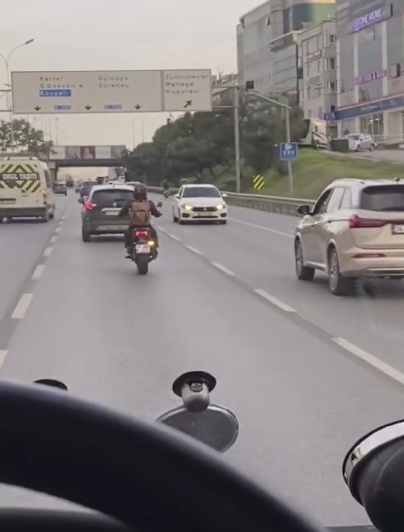 Maltepe D-100 Karayolu'nda geri geri giden otomobil kamerada - Resim: 2