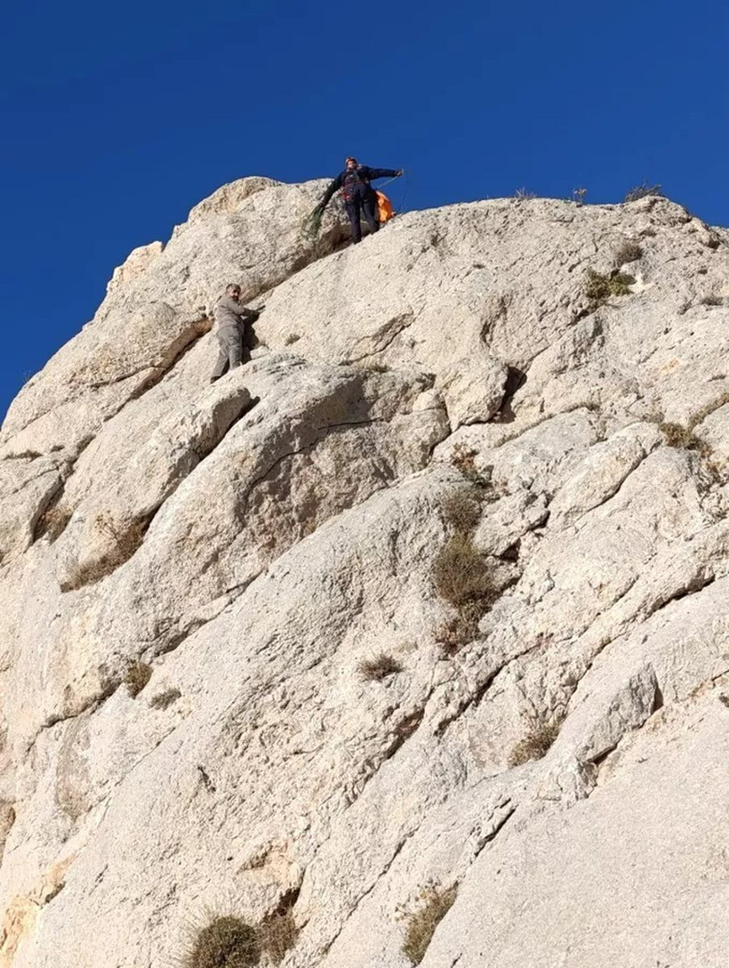 Van Tuşba’da kayalıklarda mahsur kalan vatandaş 3.5 saatlik çalışmayla kurtarıldı - Resim: 1