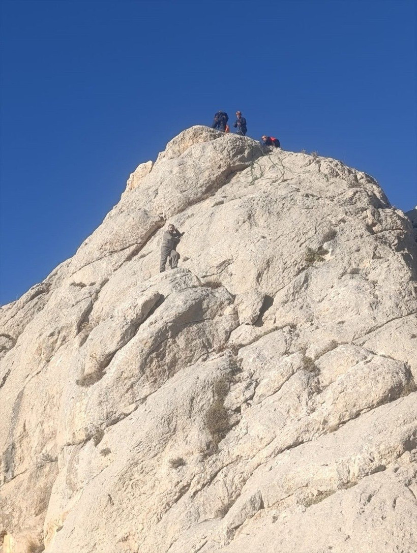 Van Tuşba’da kayalıklarda mahsur kalan vatandaş 3.5 saatlik çalışmayla kurtarıldı - Resim: 4