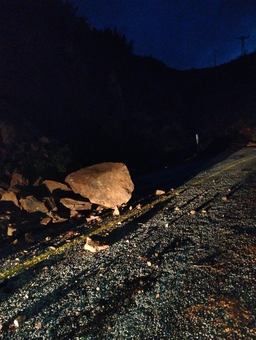 Marmaris'te toprak kayması nedeniyle yol trafiğe kapatıldı - Resim: 3