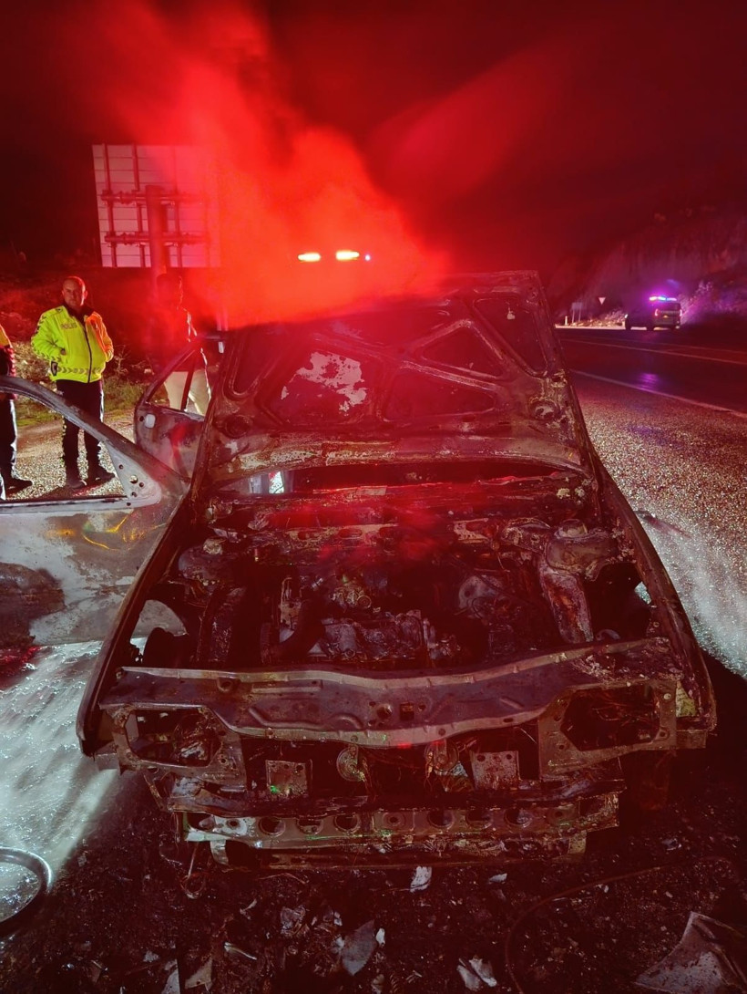 Adıyaman’da seyir halindeki otomobil alev alev yandı - Resim: 3