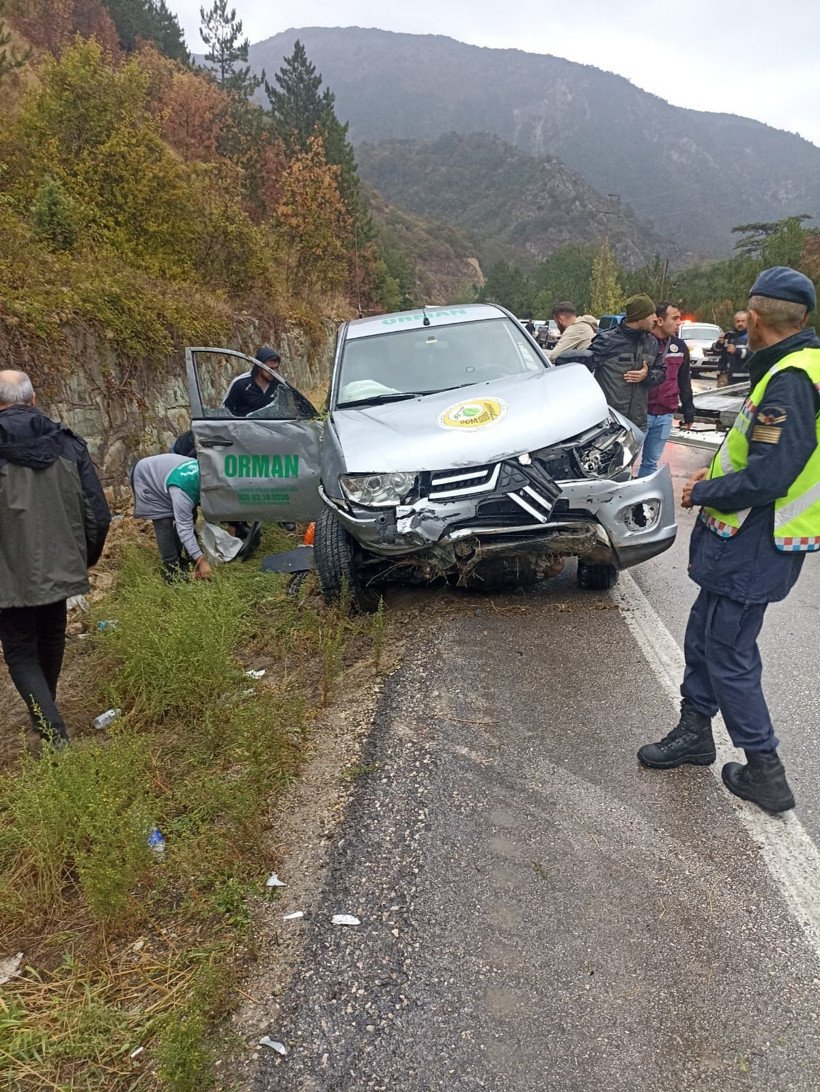 Orman personelini taşıyan kamyonet duvara çarptı 4 yaralı - Resim: 1