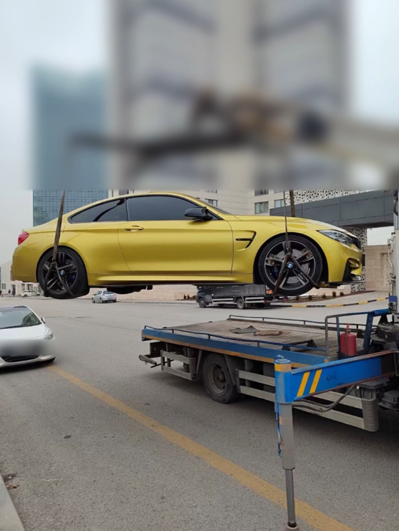 Otomobiliyle çevreye rahatsızlık verdiği anlar kamerada - Resim: 2