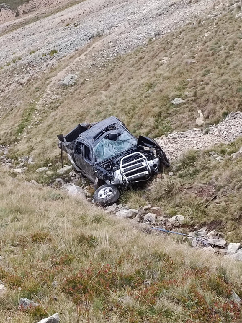 Uçuruma yuvarlanan kamyonetin sürücüsü öldü, eşi yaralı - Resim: 4