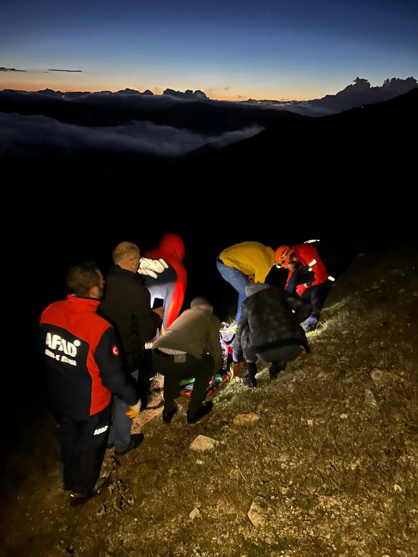 Uçuruma yuvarlanan kamyonetin sürücüsü öldü, eşi yaralı - Resim: 2