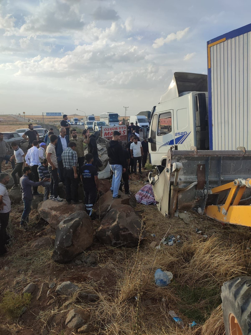 Diyarbakır’da kamyonla otomobil çarpıştı: 1 ölü, 2 yaralı - Resim: 3