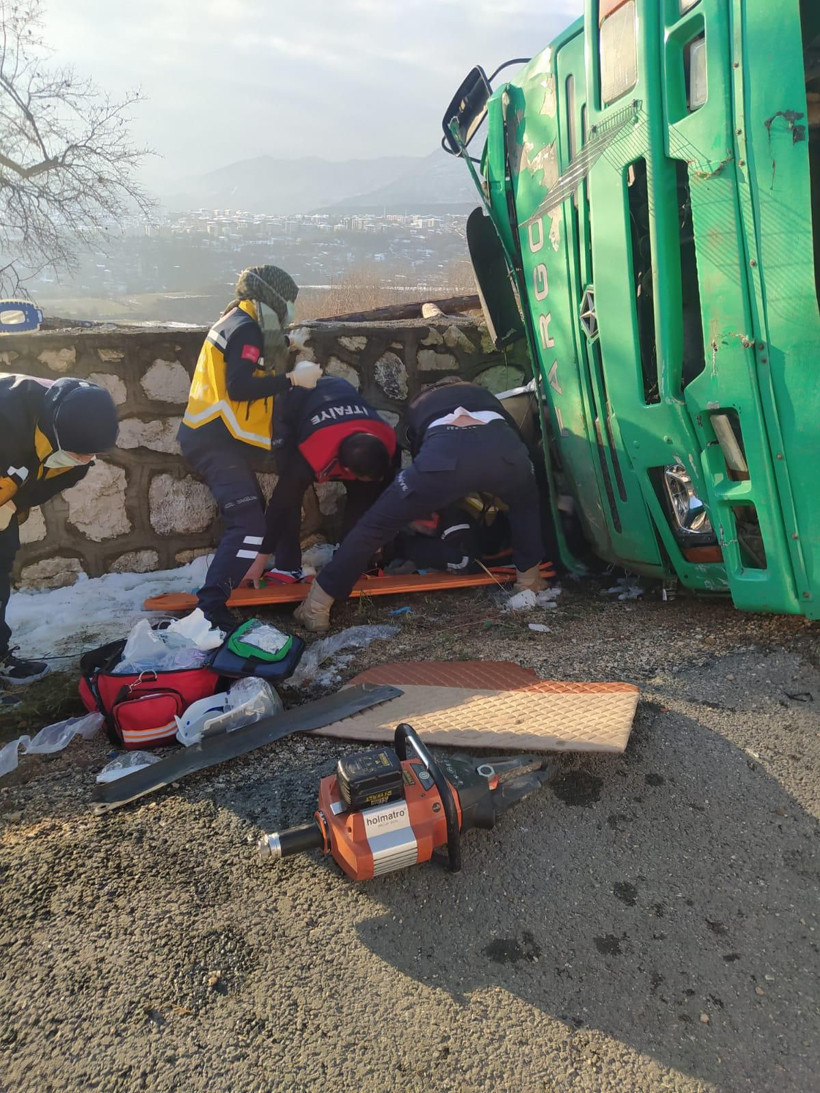 Safranbolu'da devrilen tomruk yüklü kamyondaki 2 kişi öldü - Resim: 2