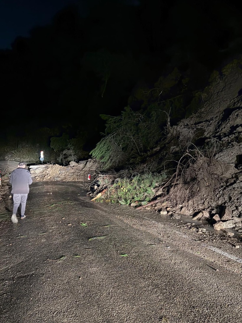 Kastamonu'da heyelan nedeniyle sahil yolu ulaşıma kapandı - Resim: 2