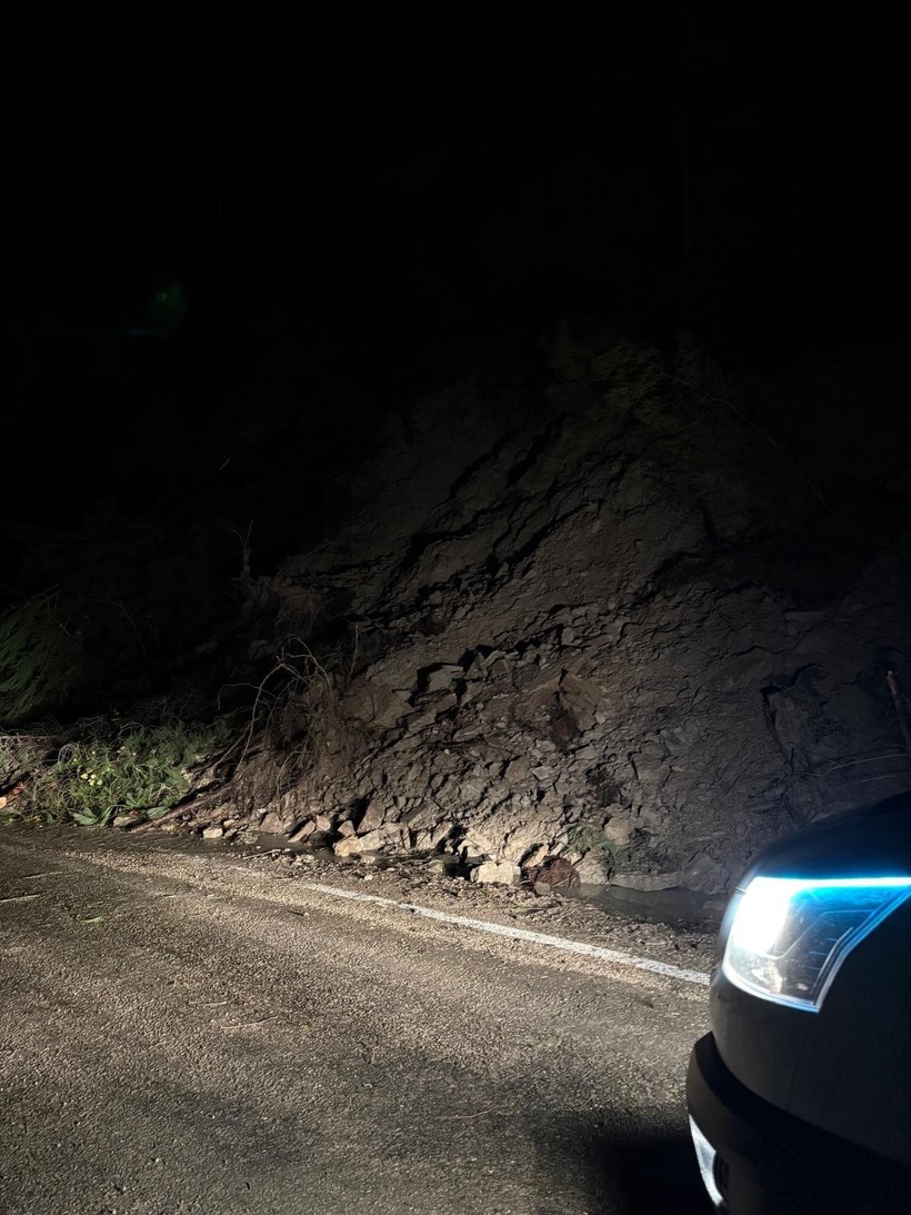 Kastamonu'da heyelan nedeniyle sahil yolu ulaşıma kapandı - Resim: 1