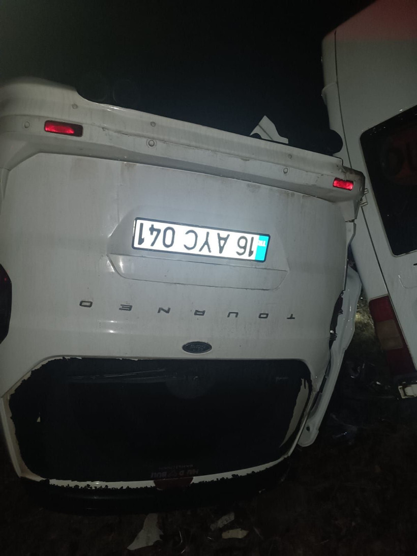 Mardin'de yolcu minibüsü ile hafif ticari araç çarpıştı - Resim: 2