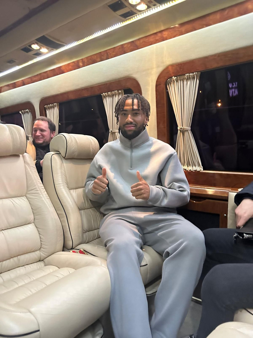 Yıldız futbolcu özel uçakla geldi! Yıldız futbolcu özel uçakla geldi - Resim: 1