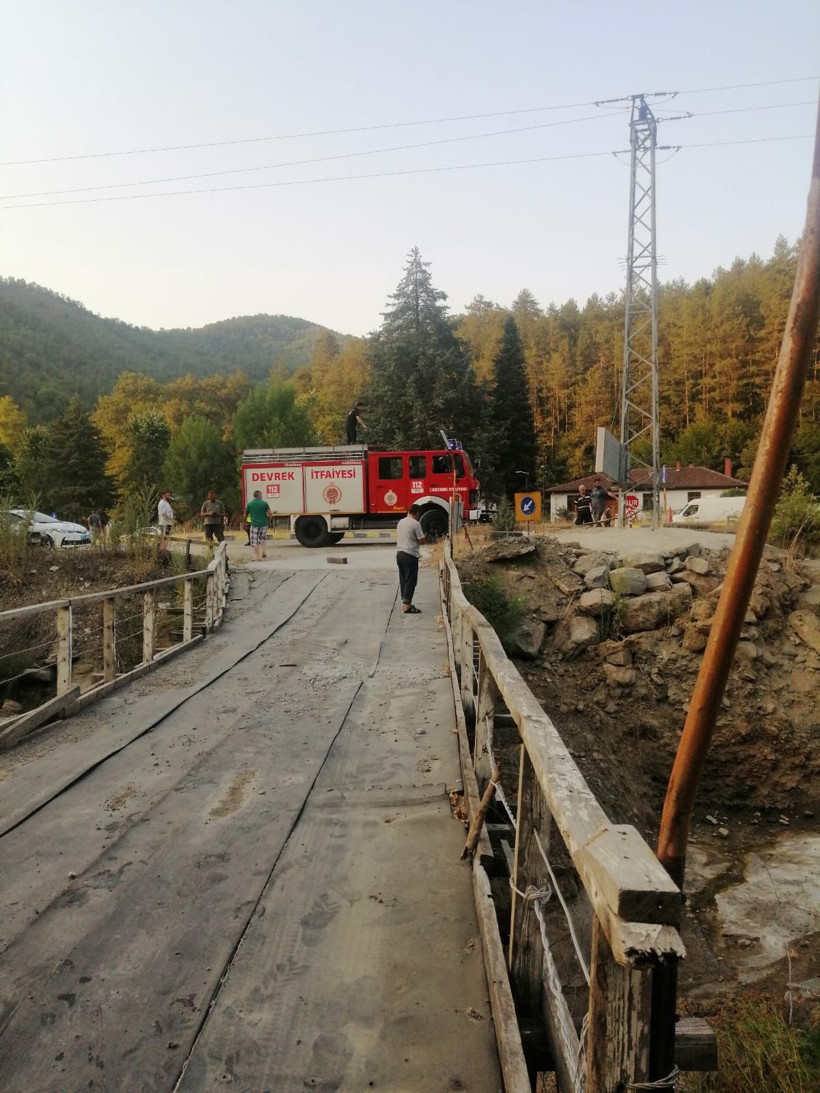 Dereye devrilen otomobildeki baba ve oğlu öldü - Resim: 3