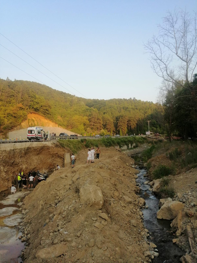 Dereye devrilen otomobildeki baba ve oğlu öldü - Resim: 4