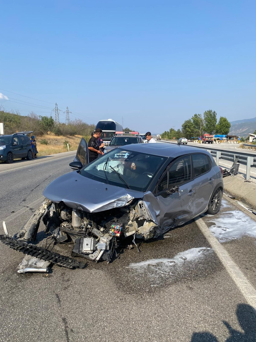 Kastamonu’da otomobil refüjdeki kanala düştü - Resim: 4
