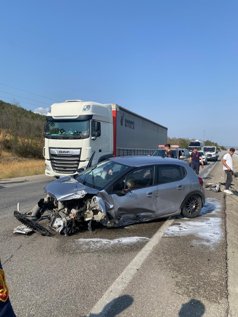 Kastamonu’da otomobil refüjdeki kanala düştü - Resim: 3