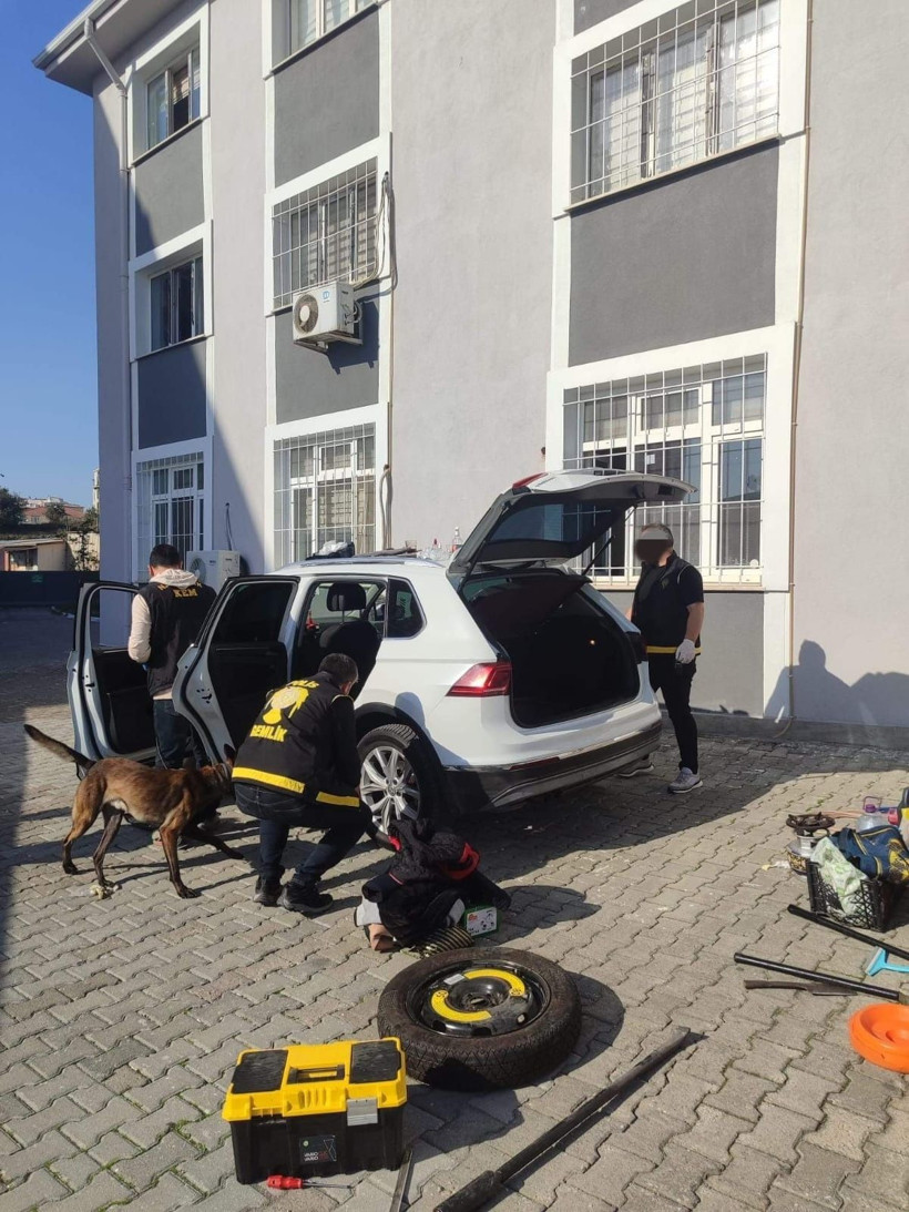 Şüphe üzerine durdurulan araçta 5 bin 526 adet uyuşturucu ecza ele geçirildi - Resim: 1