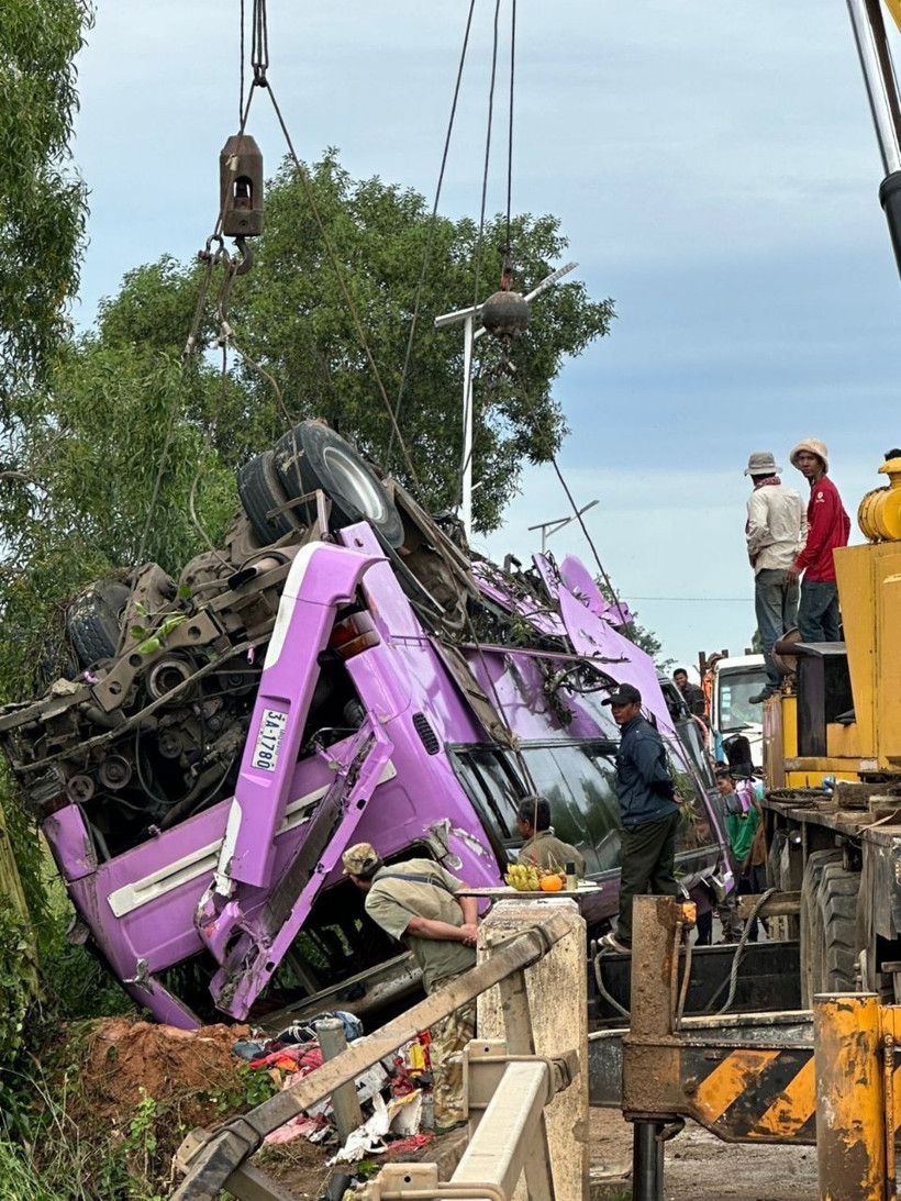 Kamboçya'da otobüs kazası: 13 ölü, 24 yaralı - Resim: 2