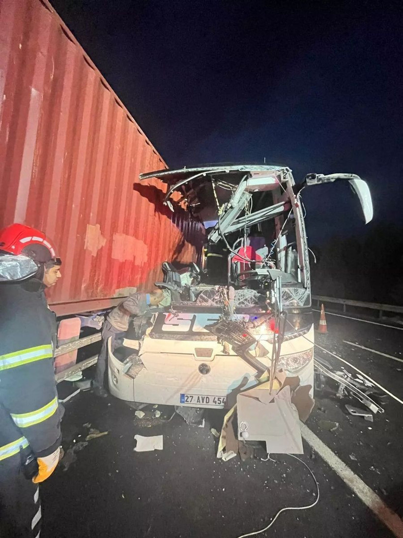 Osmaniye'de katliam gibi kaza: Yolcu otobüsü TIR'a çarptı! 7 kişi hayatını kaybetti - Resim: 4