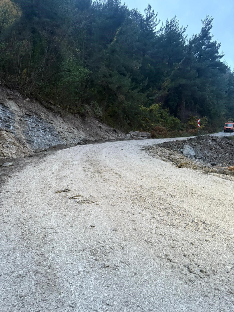 Kastamonu’da heyelan sebebiyle kapanan yol ulaşıma açıldı - Resim: 2