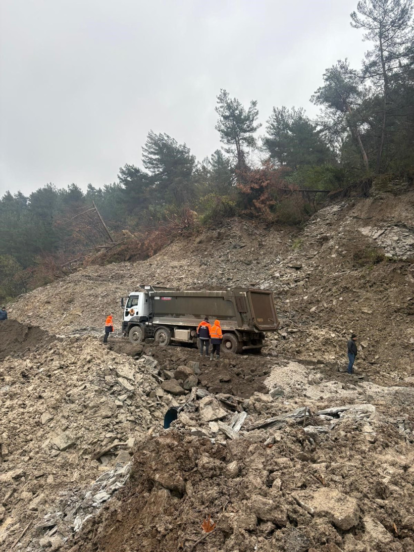 Kastamonu’da heyelan sebebiyle kapanan yol ulaşıma açıldı - Resim: 1