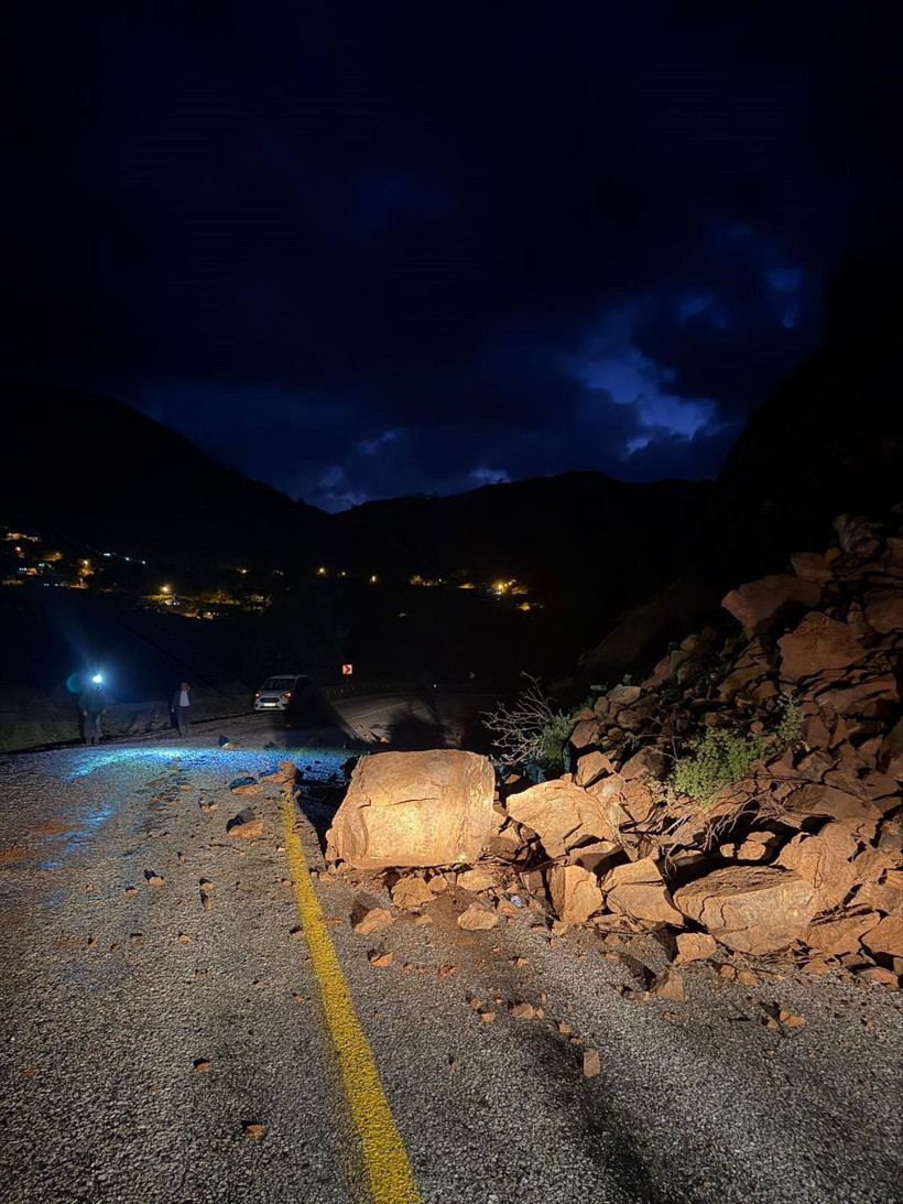 Marmaris'te toprak kayması nedeniyle yol trafiğe kapatıldı - Resim: 1