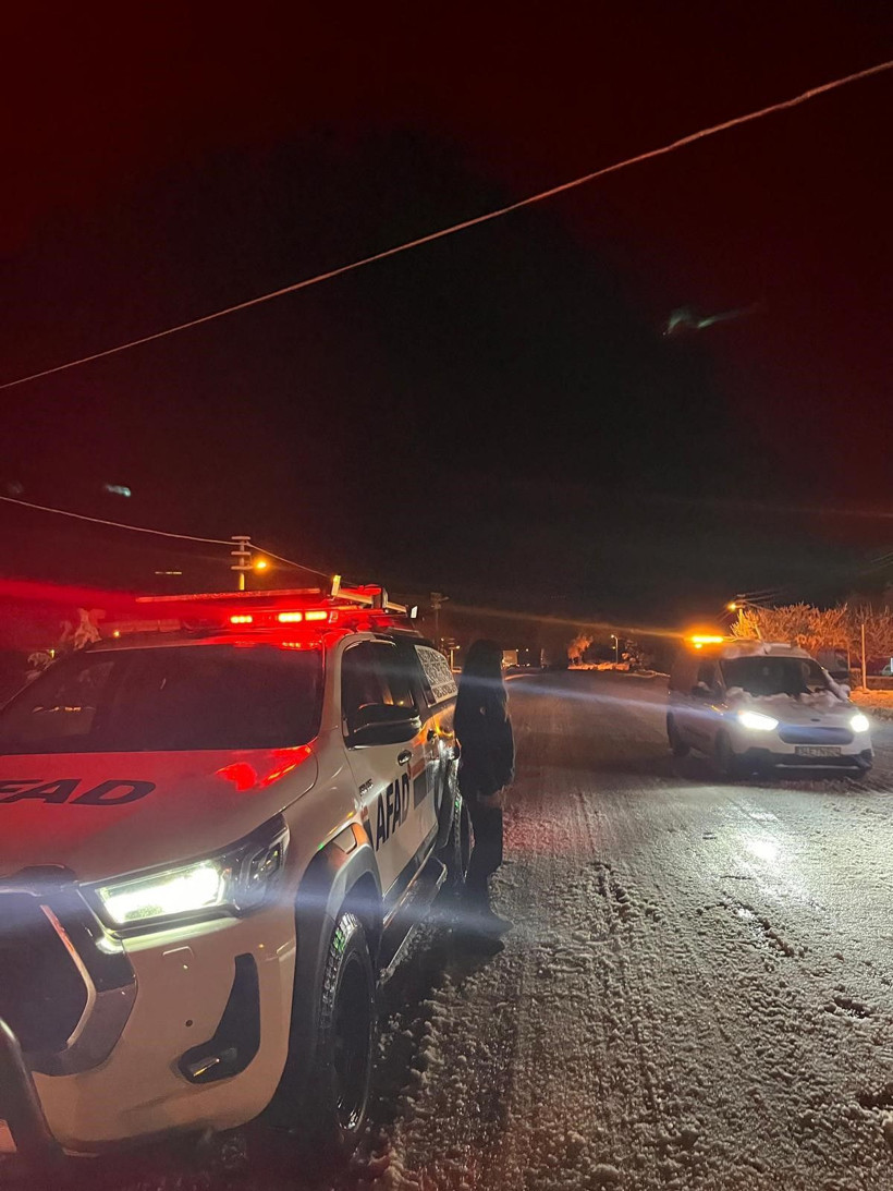 Seydikemer'de kardan kapanan yolda araçlar mahsur kaldı - Resim: 3