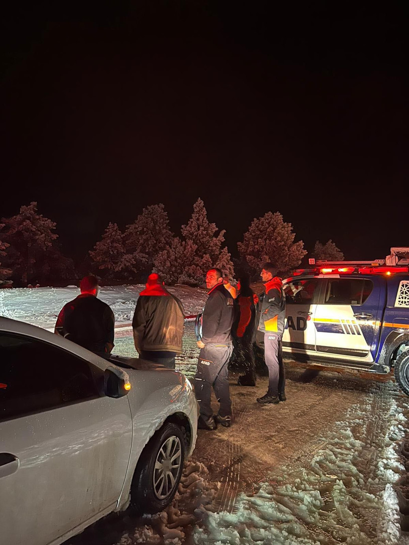 Seydikemer'de kardan kapanan yolda araçlar mahsur kaldı - Resim: 2