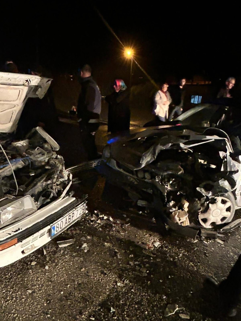 Osmaniye'de iki otomobil kafa kafaya çarpıştı: 4 yaralı - Resim: 2