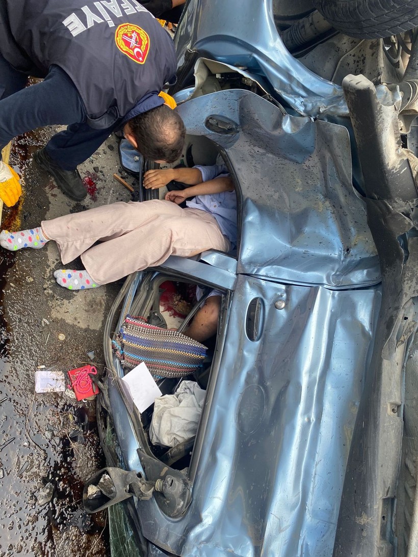 Otomobil ile cip çarpıştı: 1 ölü, 2'si çocuk 3 yaralı - Resim: 2