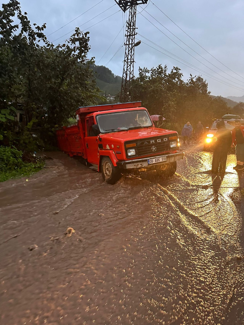Artvin'de kuvvetli yağış ardından taşkın ve heyelan; 32 köy yolu kapandı - Resim: 3