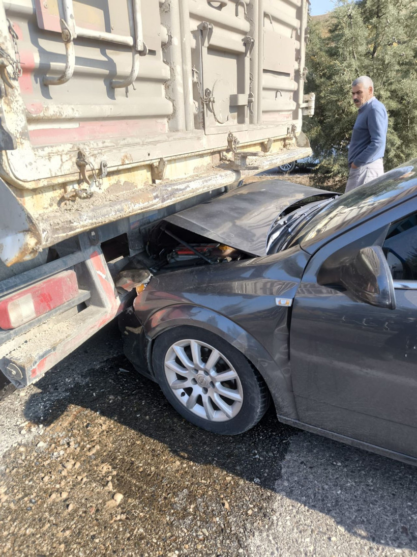Diyarbakır’da 3 TIR ve 3 otomobilin karıştığı zincirleme kazada 8 yaralı - Resim: 4