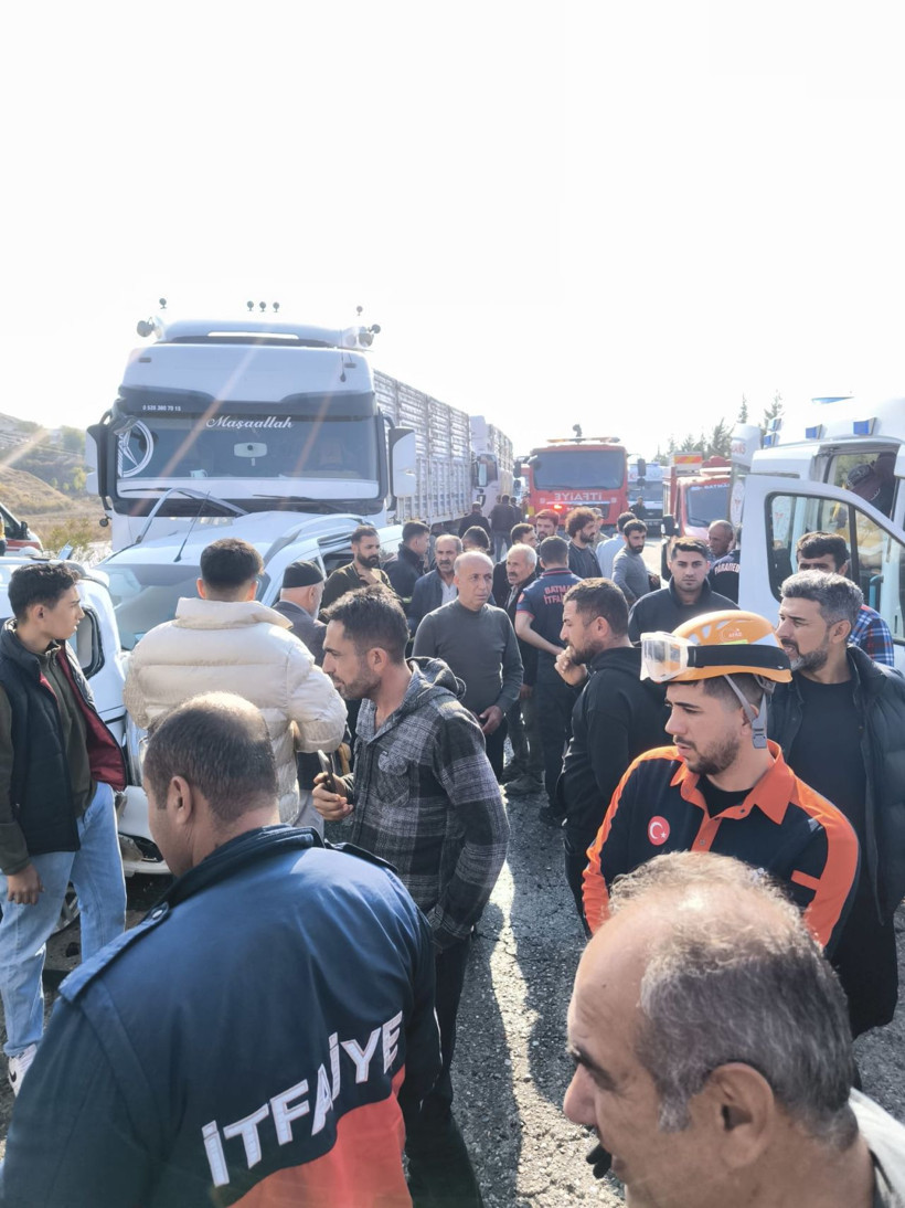 Diyarbakır’da 3 TIR ve 3 otomobilin karıştığı zincirleme kazada 8 yaralı - Resim: 1