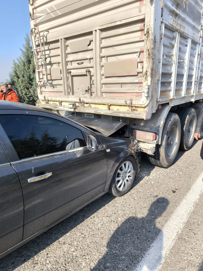 Diyarbakır’da 3 TIR ve 3 otomobilin karıştığı zincirleme kazada 8 yaralı - Resim: 3