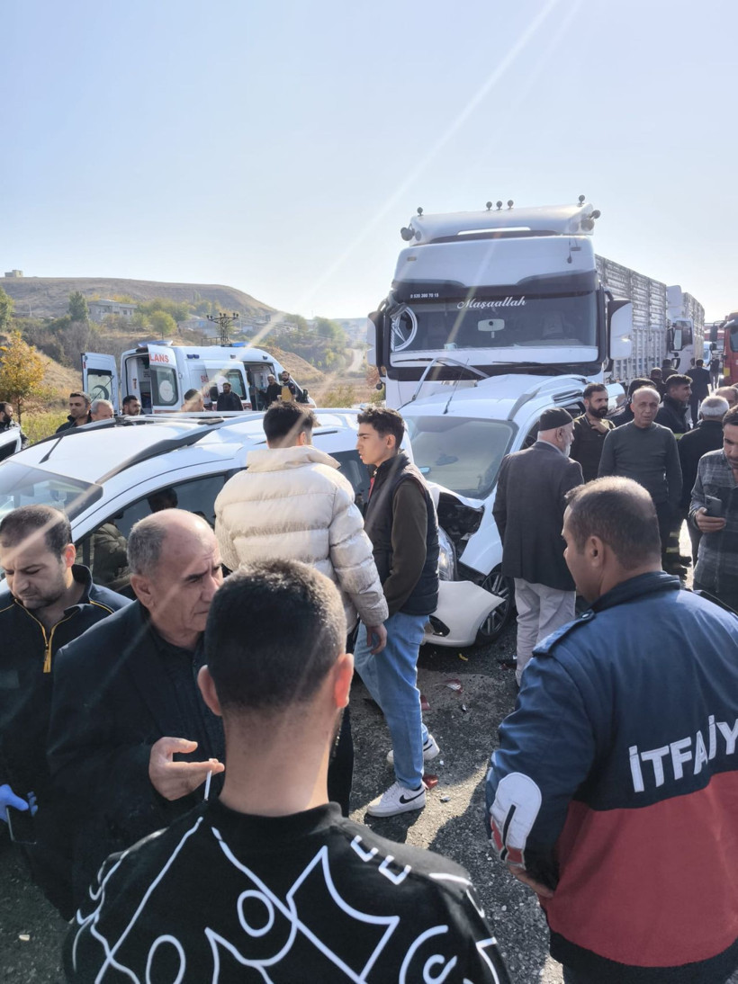 Diyarbakır’da 3 TIR ve 3 otomobilin karıştığı zincirleme kazada 8 yaralı - Resim: 2