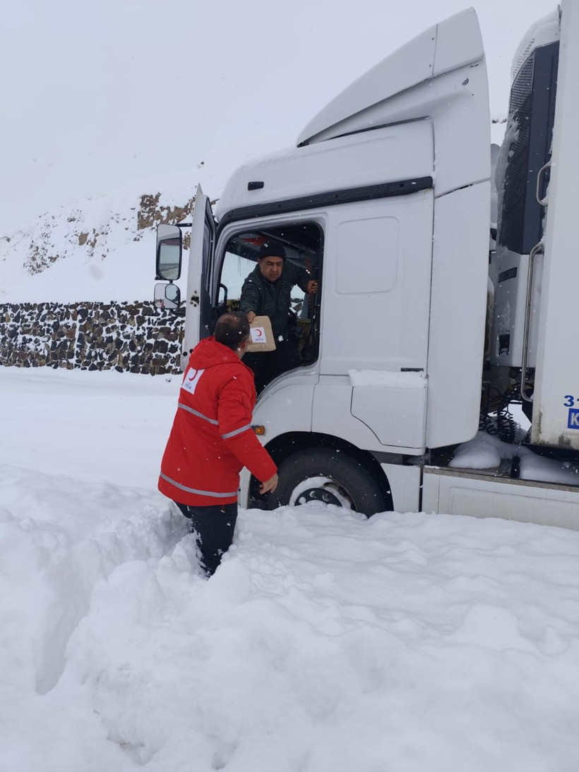 Erzurum'da Türk Kızılay’dan yolda kalanlara ikram - Resim: 2