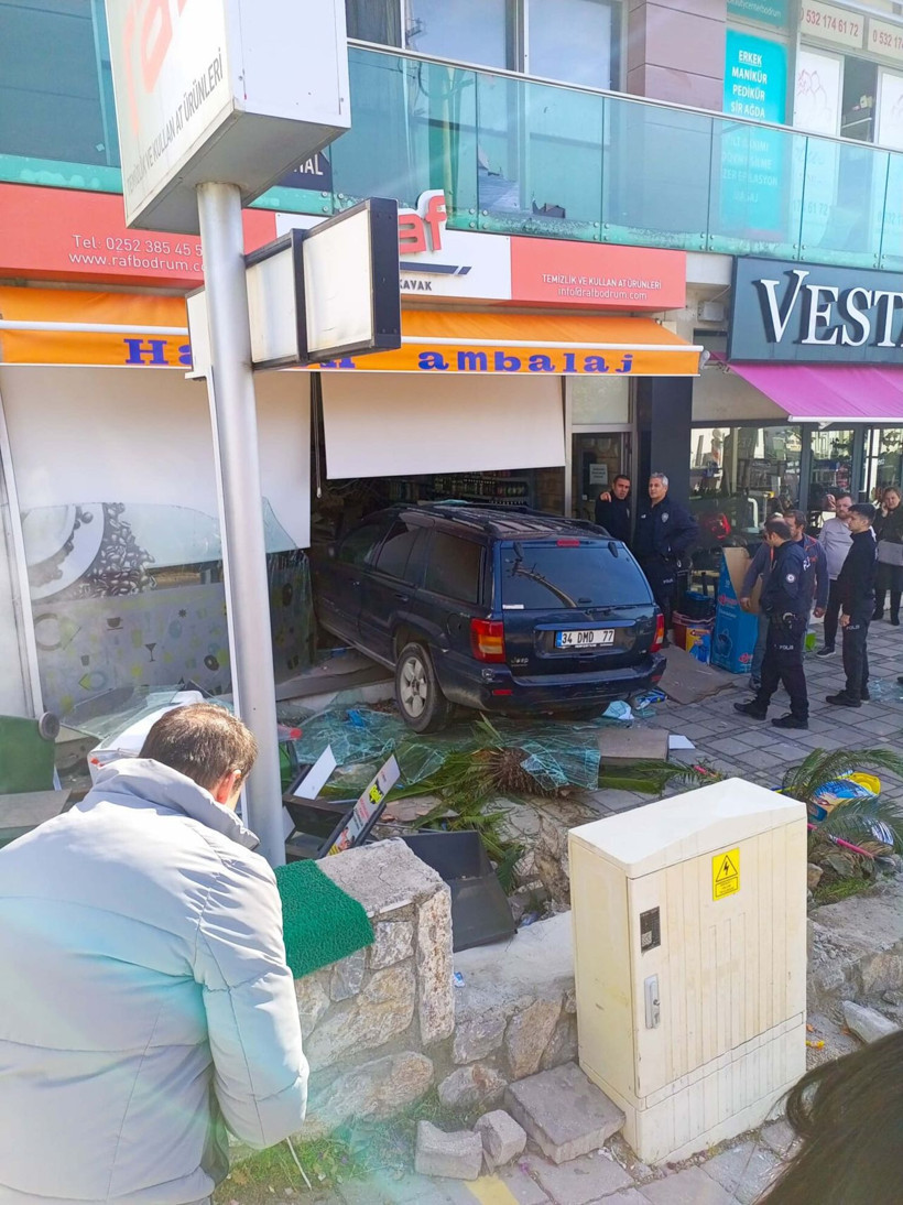 Fren yerine gaza basınca cipiyle iş yerine daldı; 4 kişinin yaralandığı kaza kamerada - Resim: 1