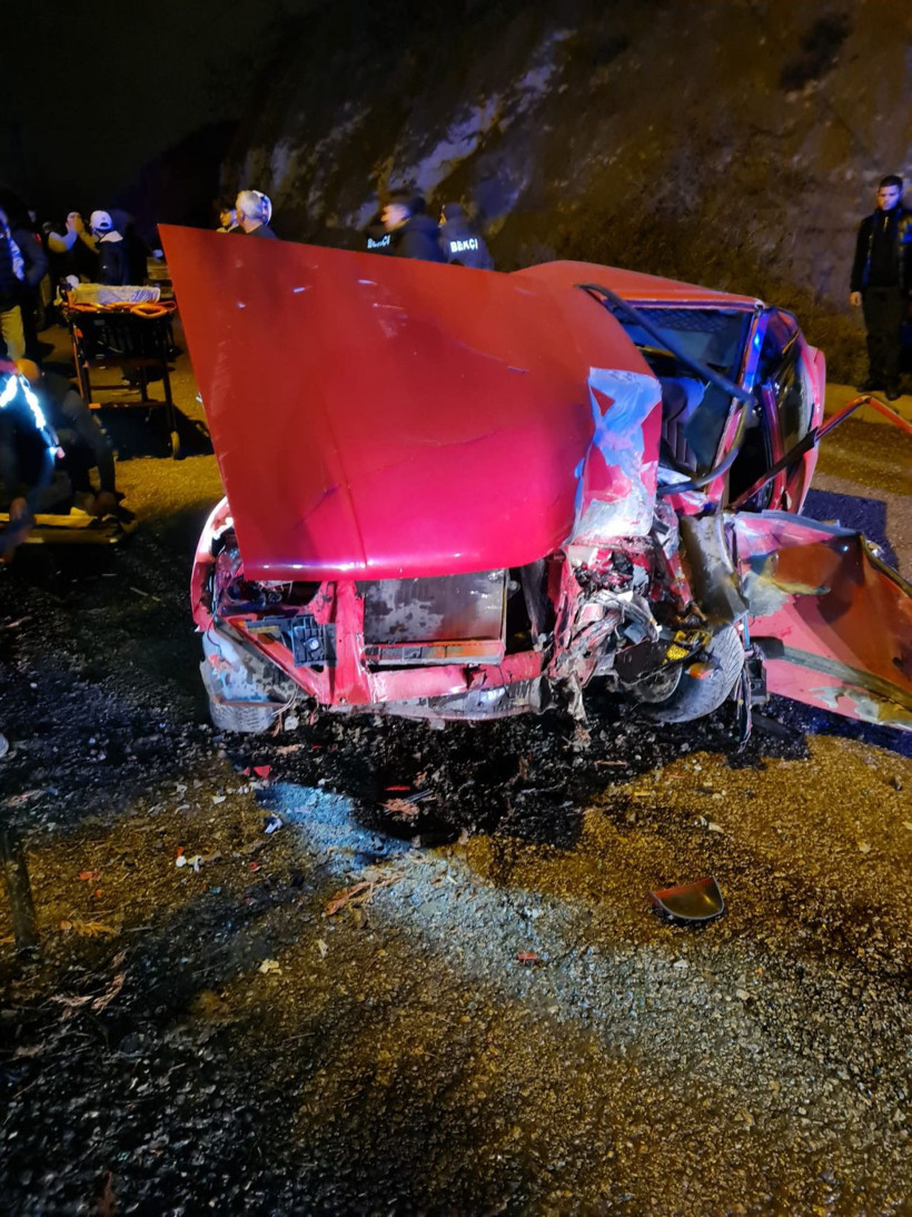 Ehliyetsiz gencin kullandığı otomobil, duvar ve direğe çarptı - Resim: 3