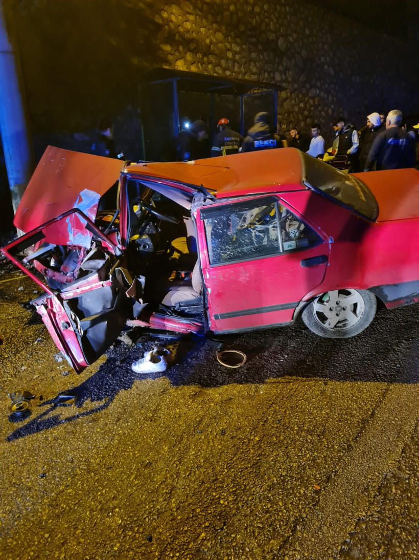 Ehliyetsiz gencin kullandığı otomobil, duvar ve direğe çarptı - Resim: 4